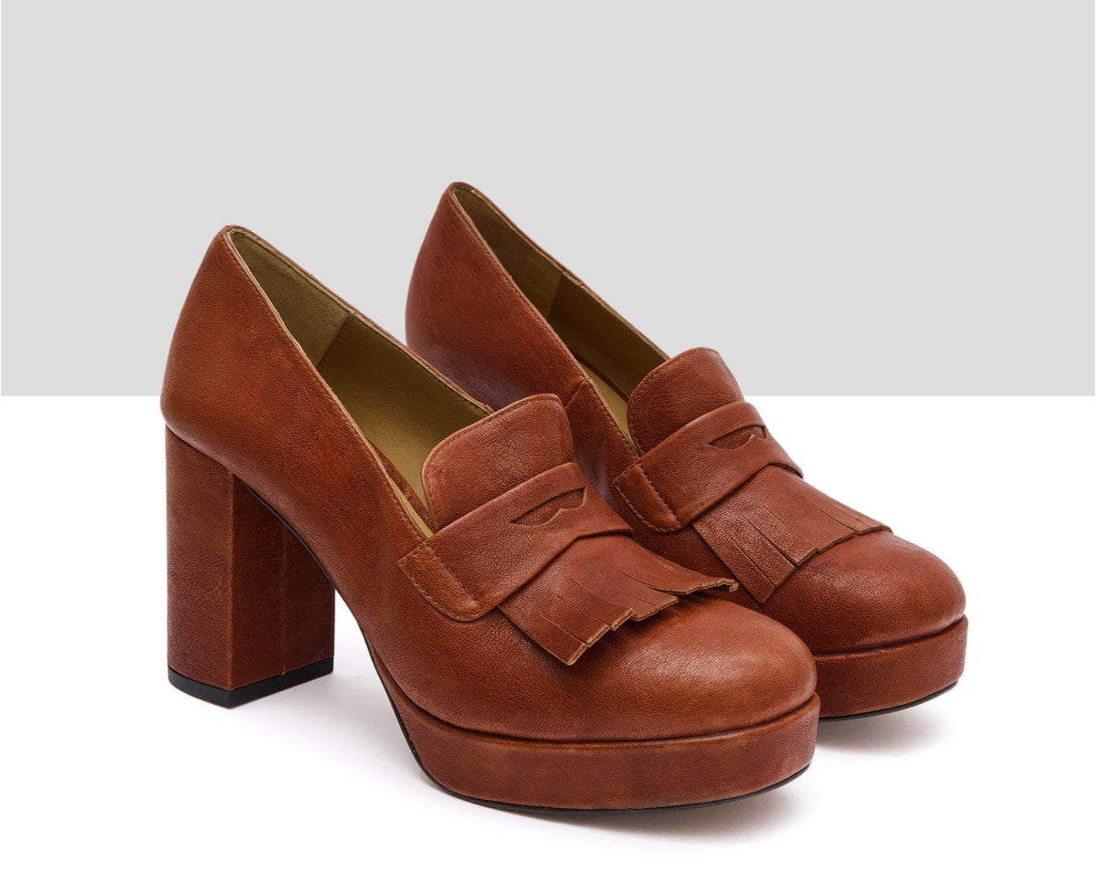 Comodidad y diseño en zapatos de tacón con diseño estilo mocasines