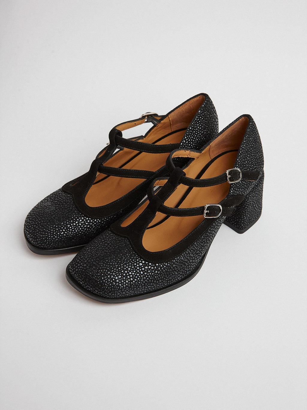 Women's leather shoe with a medium heel. Martina