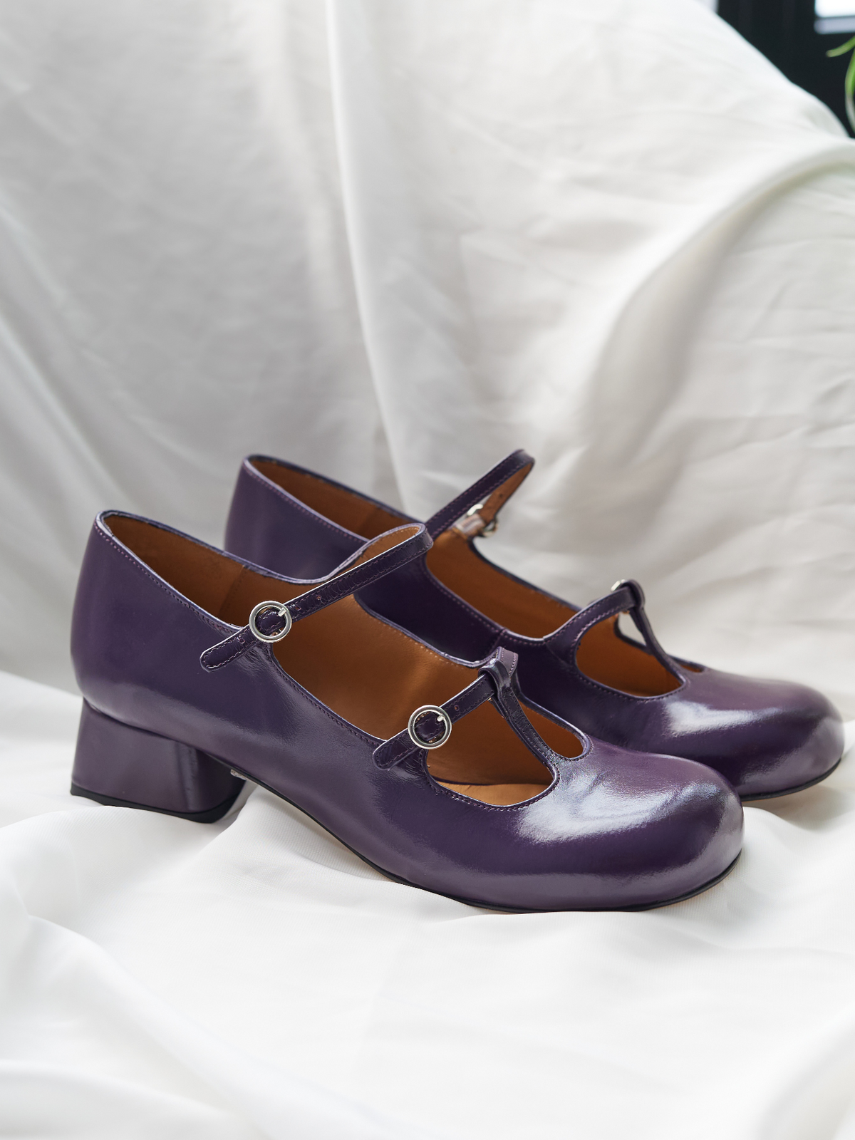 Scarpa da donna in pelle con tacco basso. Mavi
