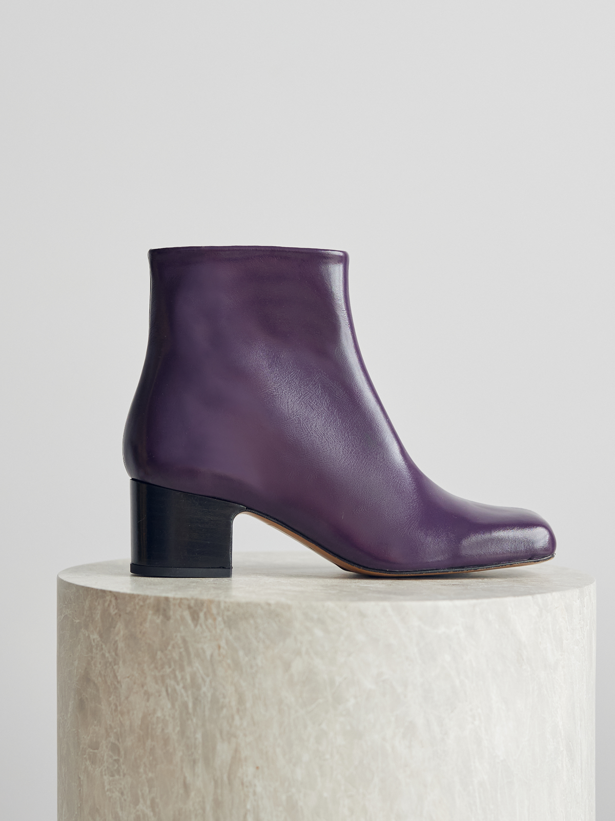Stivaletti da donna in pelle con tacco medio. Miho