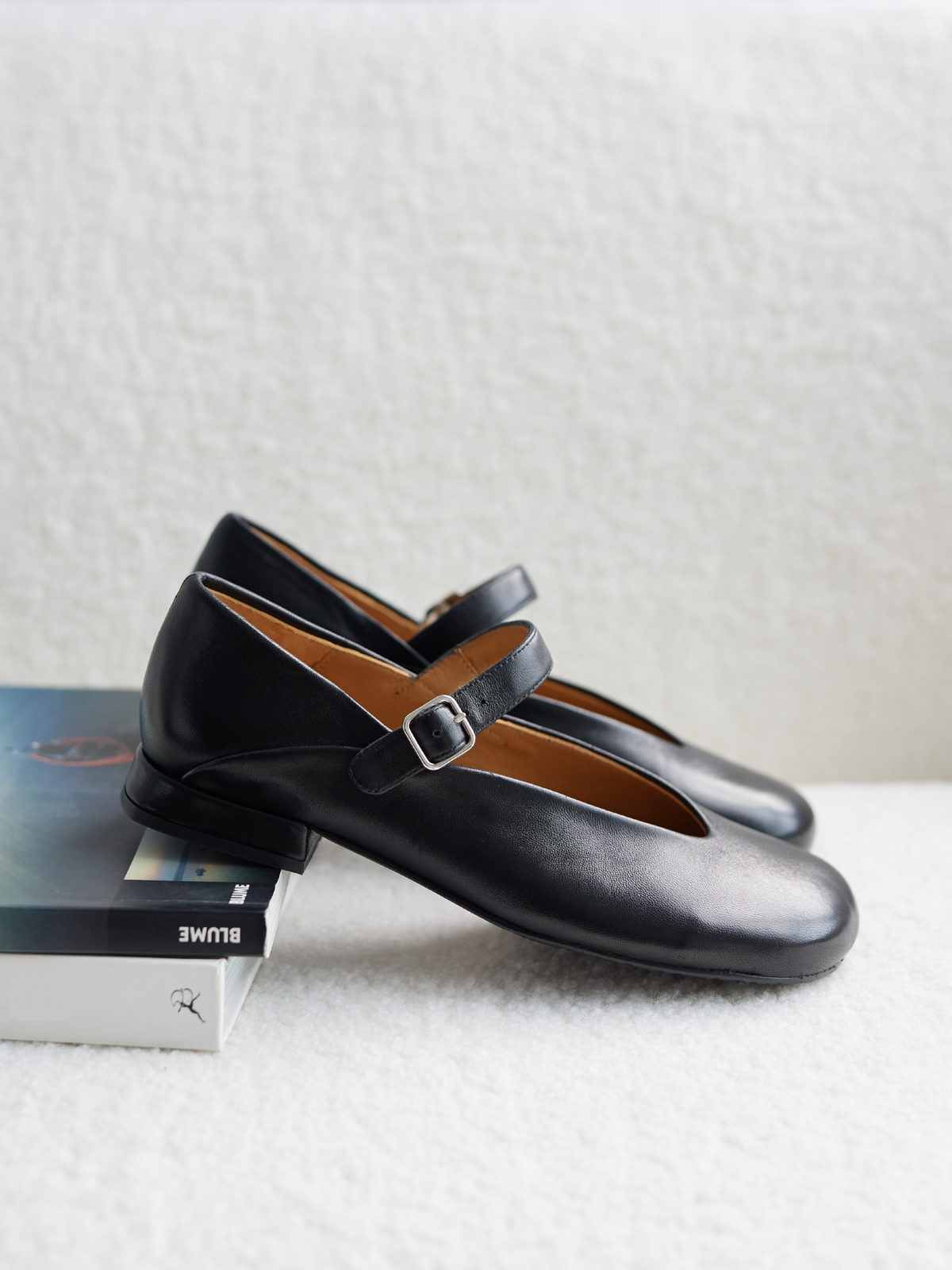 Women's leather shoe with a low heel. Mavi