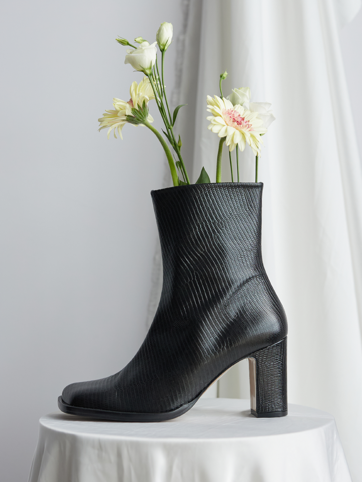 Stivaletti da donna in pelle con tacco medio. Miho