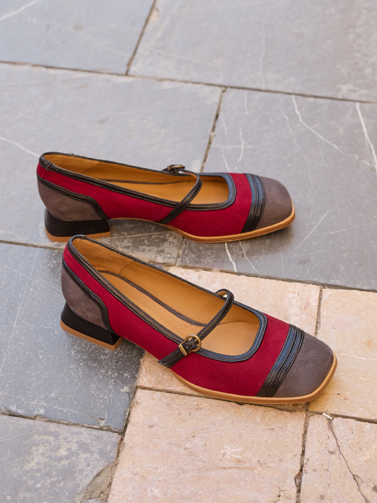 Women's leather shoe with a low heel. Mavi