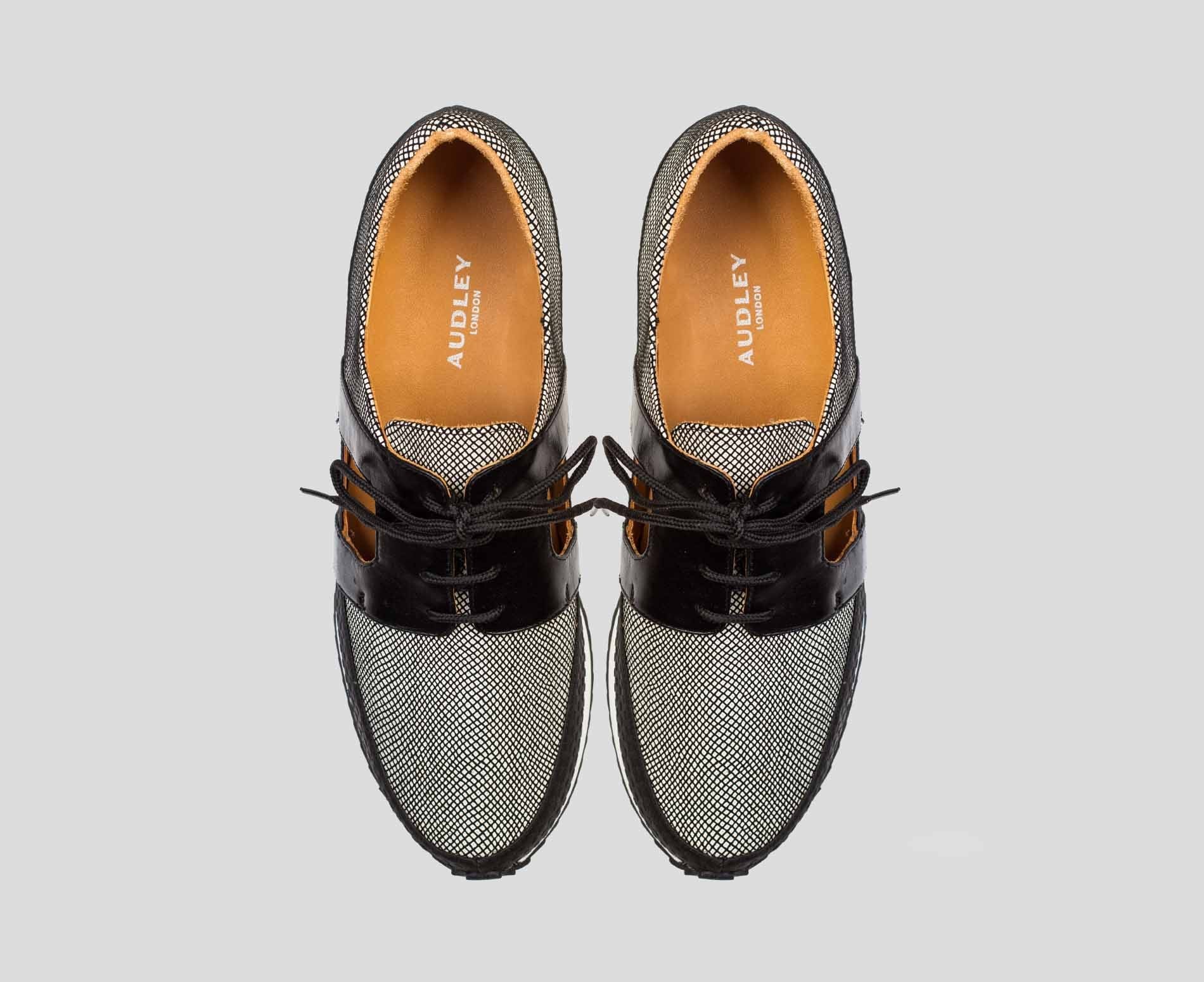 Sneaker de mujer en piel con tacón bajo. Bernabela