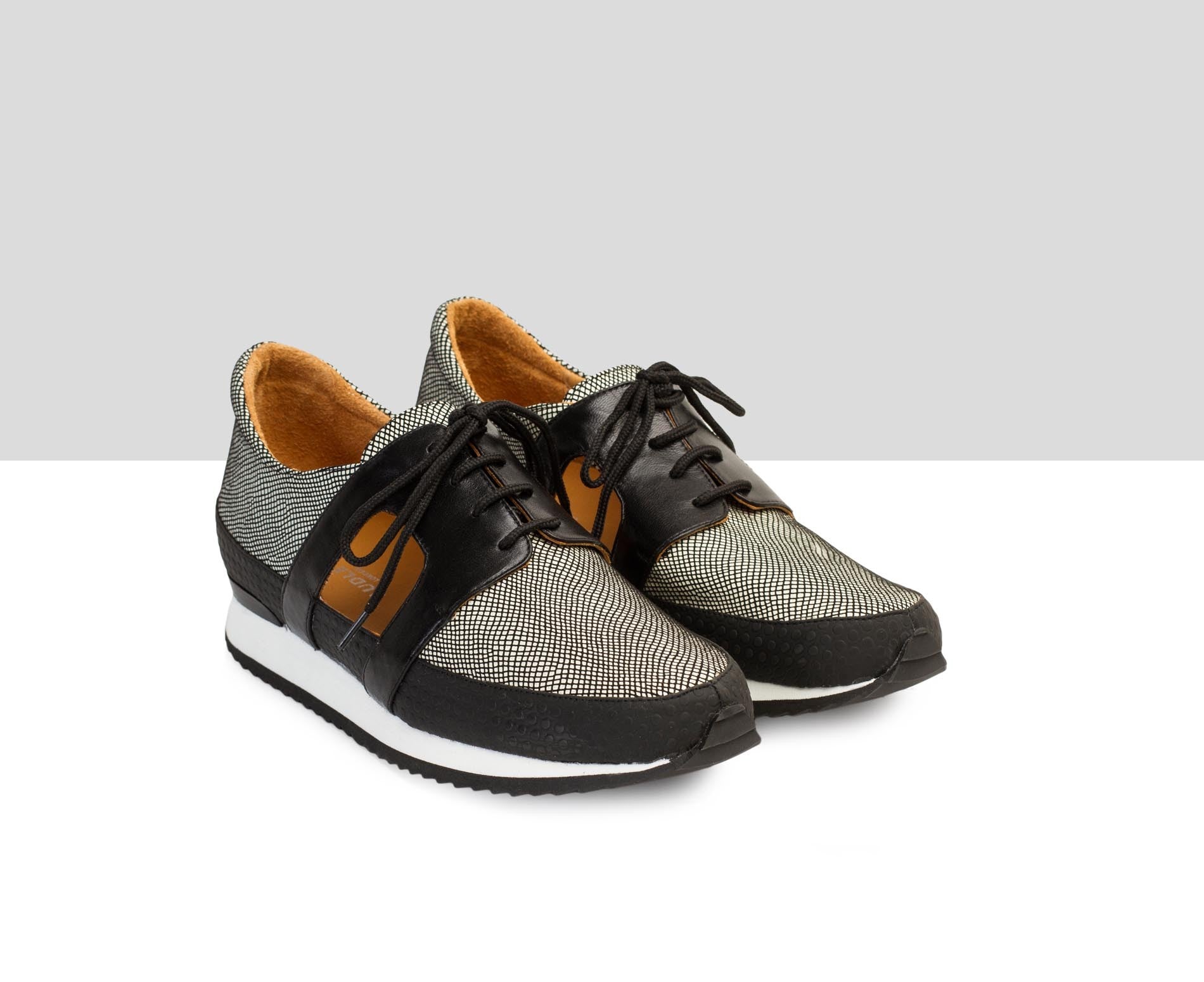 Sneaker de mujer en piel con tacón bajo. Bernabela