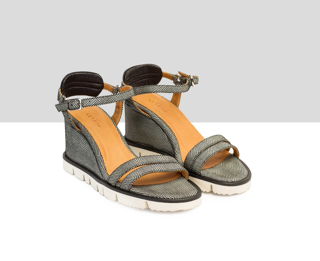 Sandalia de mujer en piel con cuña. Bionda