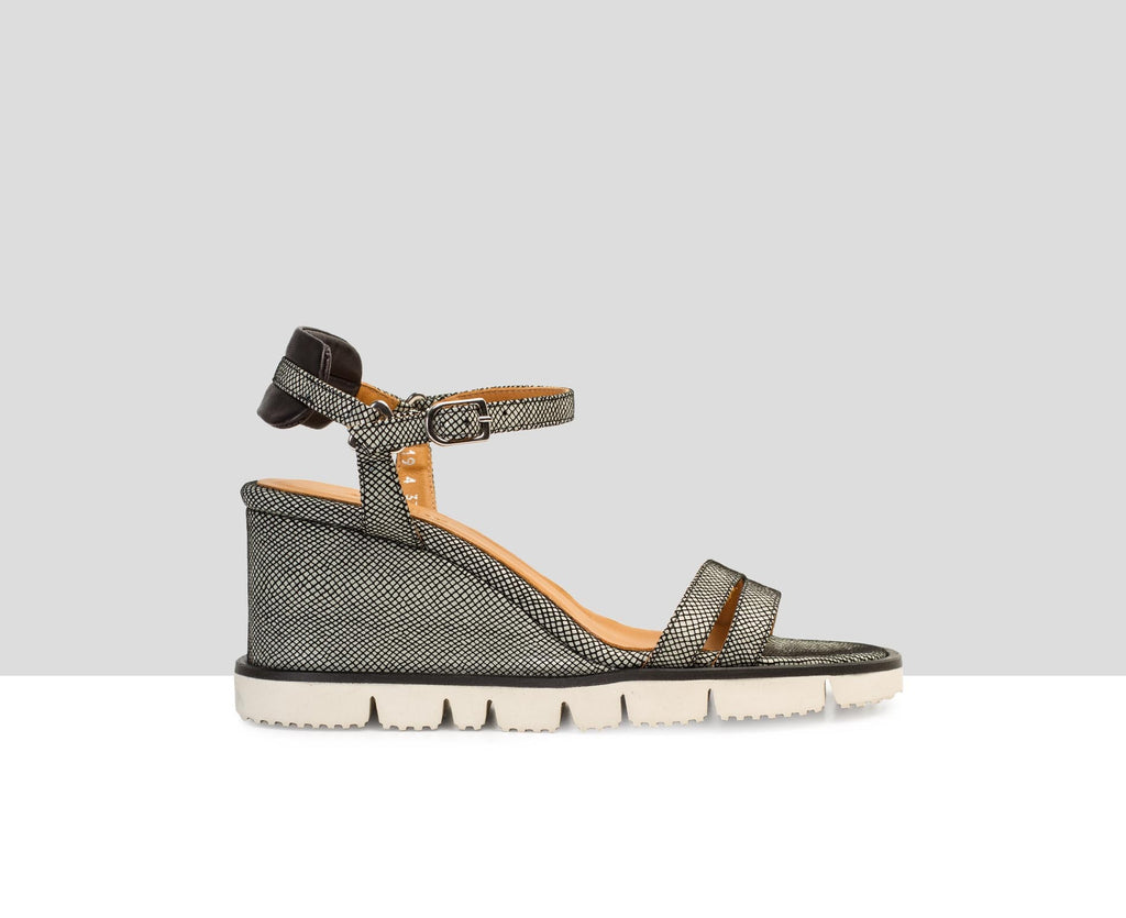 Sandalia de mujer en piel con cuña. Bionda