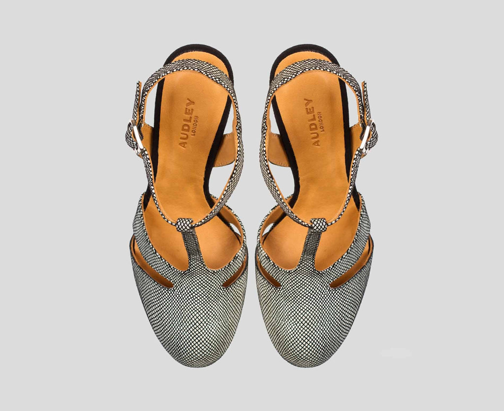 Women's leather shoe with a high heel. Bimba
