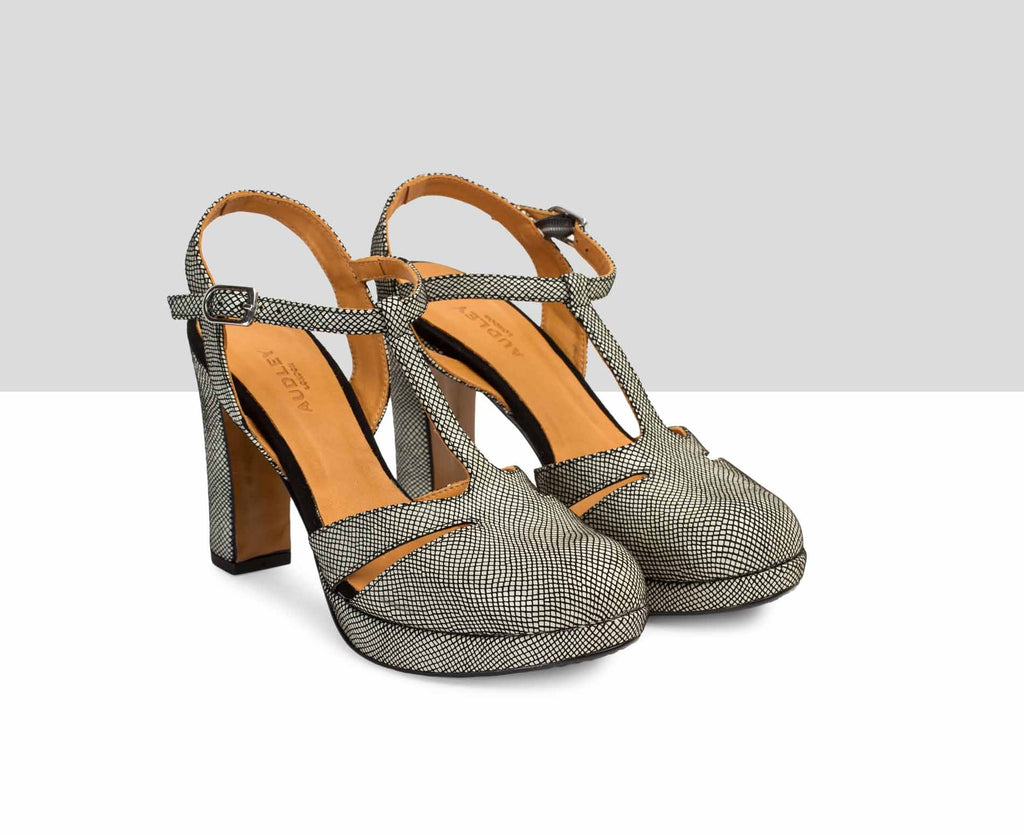 Women's leather shoe with a high heel. Bimba