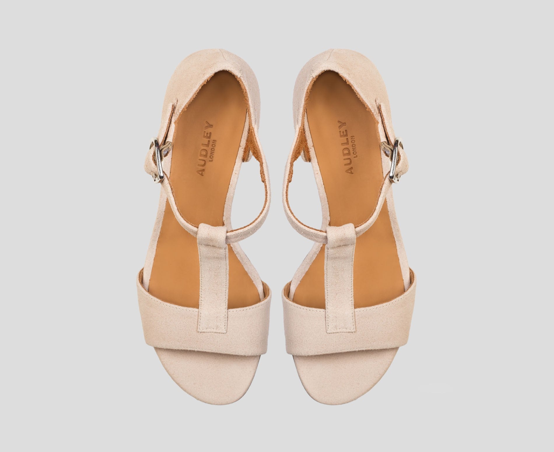 Sandalia de mujer en piel con tacón medio. Bambola