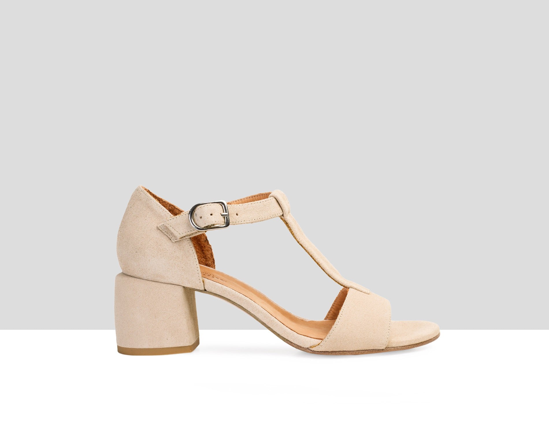 Sandalia de mujer en piel con tacón medio. Bambola