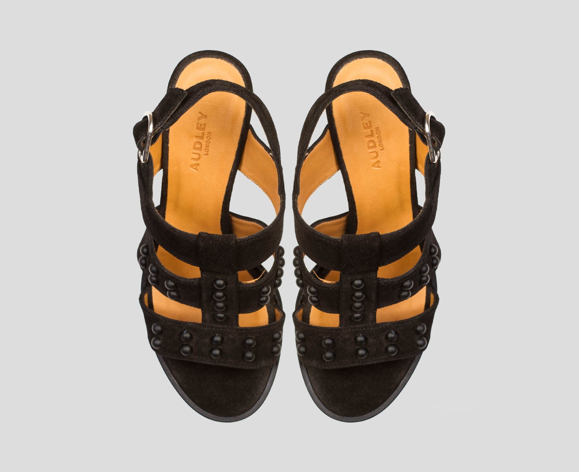 Sandalia de mujer en piel con tacón medio. Bolita