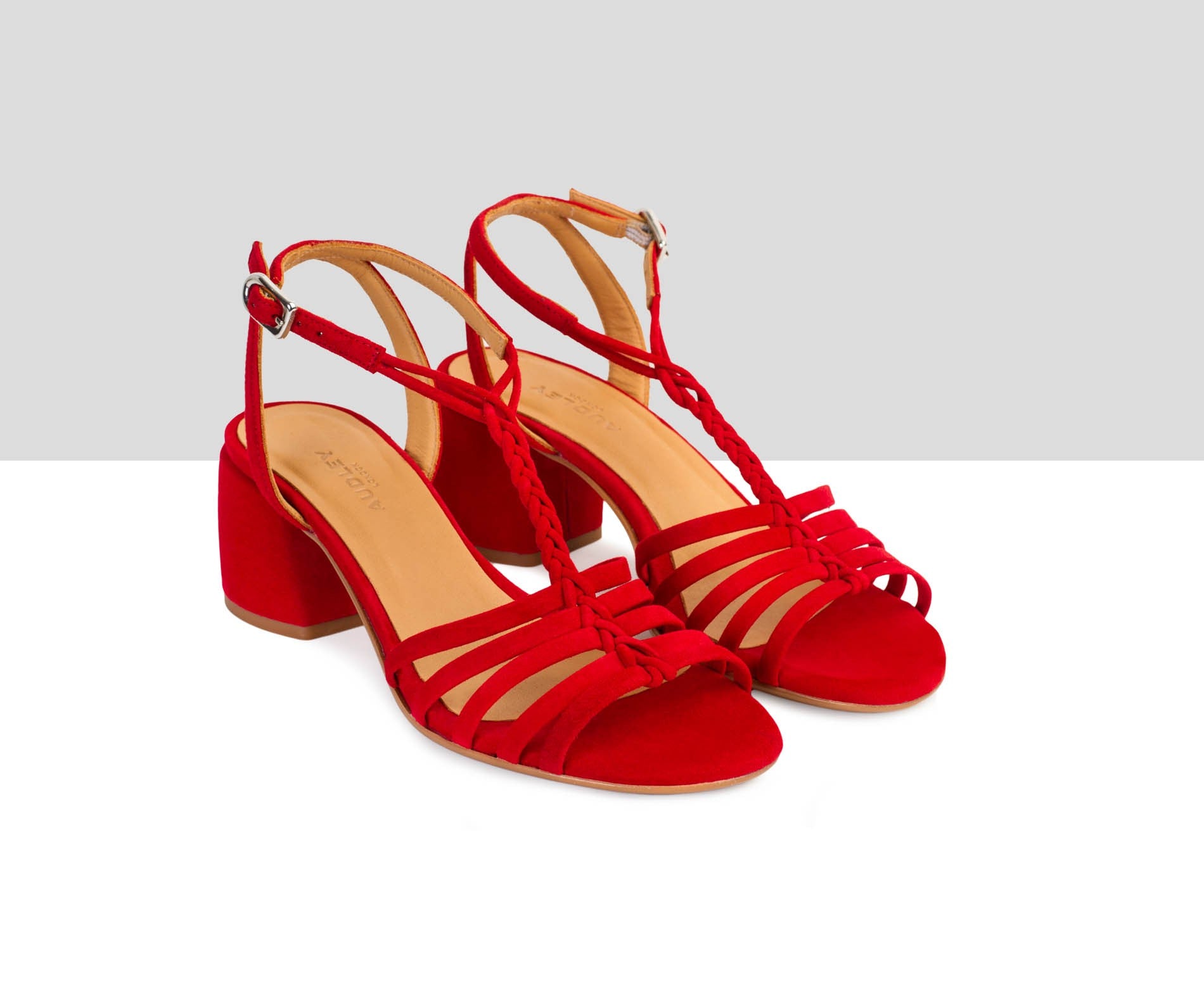 Sandalia de mujer en piel con tacón medio. Denali