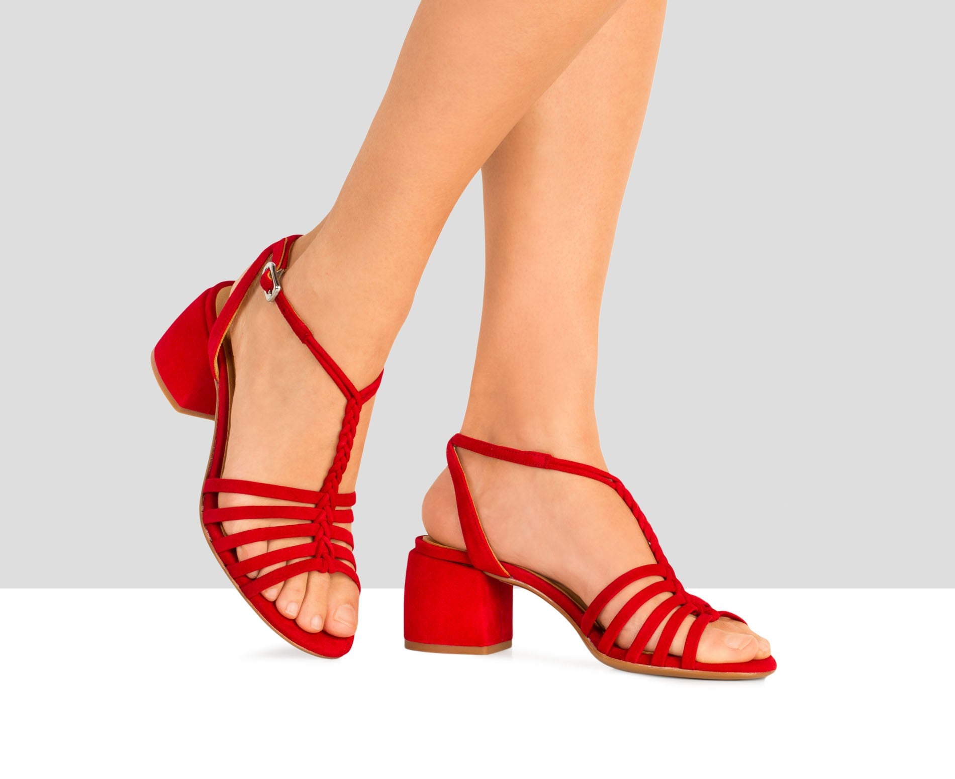 Sandalia de mujer en piel con tacón medio. Denali