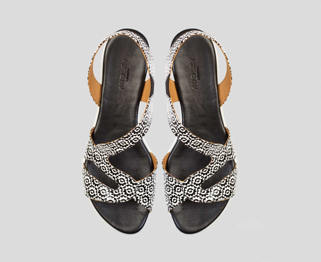 Sandalia de mujer en piel plana. Desiree