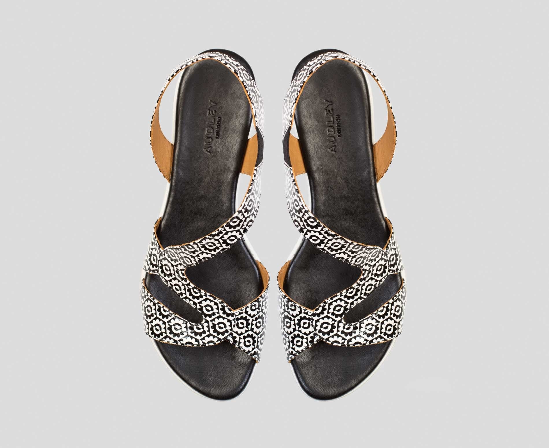 Sandalia de mujer en piel plana. Desiree