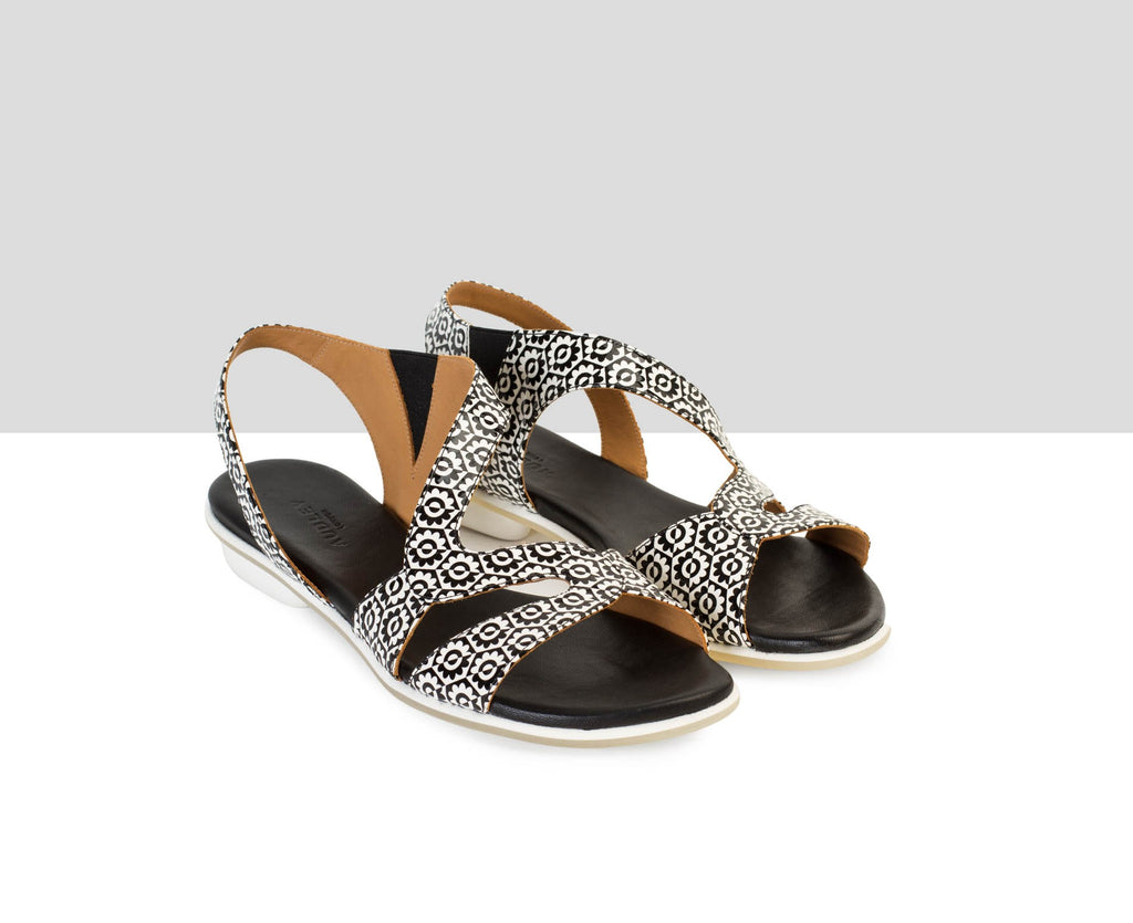 Sandalia de mujer en piel plana. Desiree