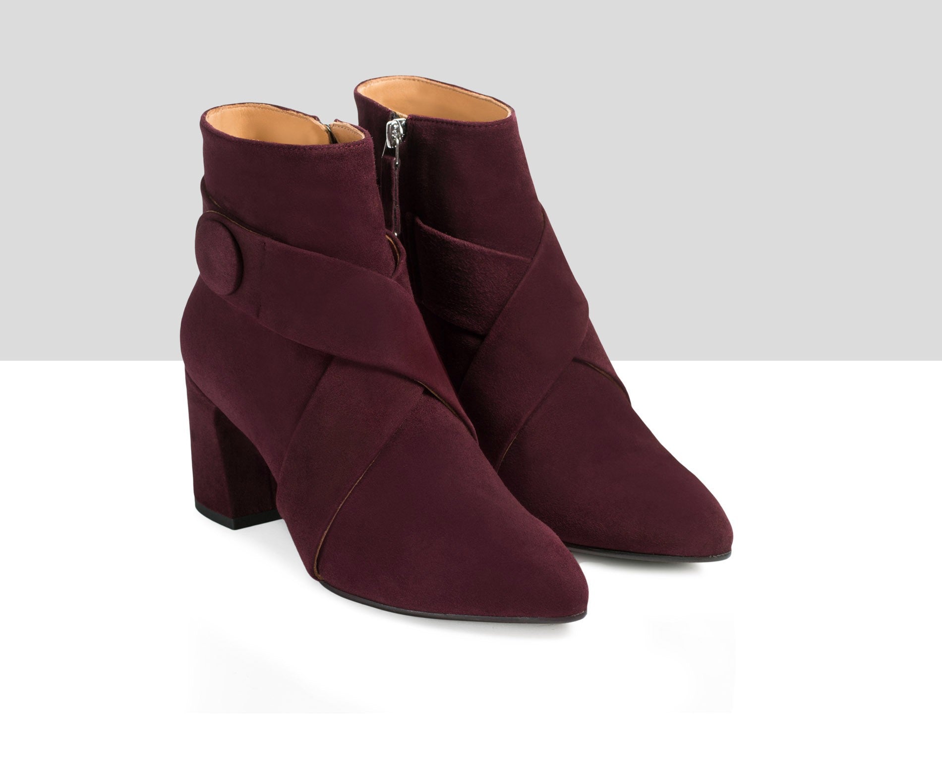 Botín de mujer en piel con tacón medio. Estela