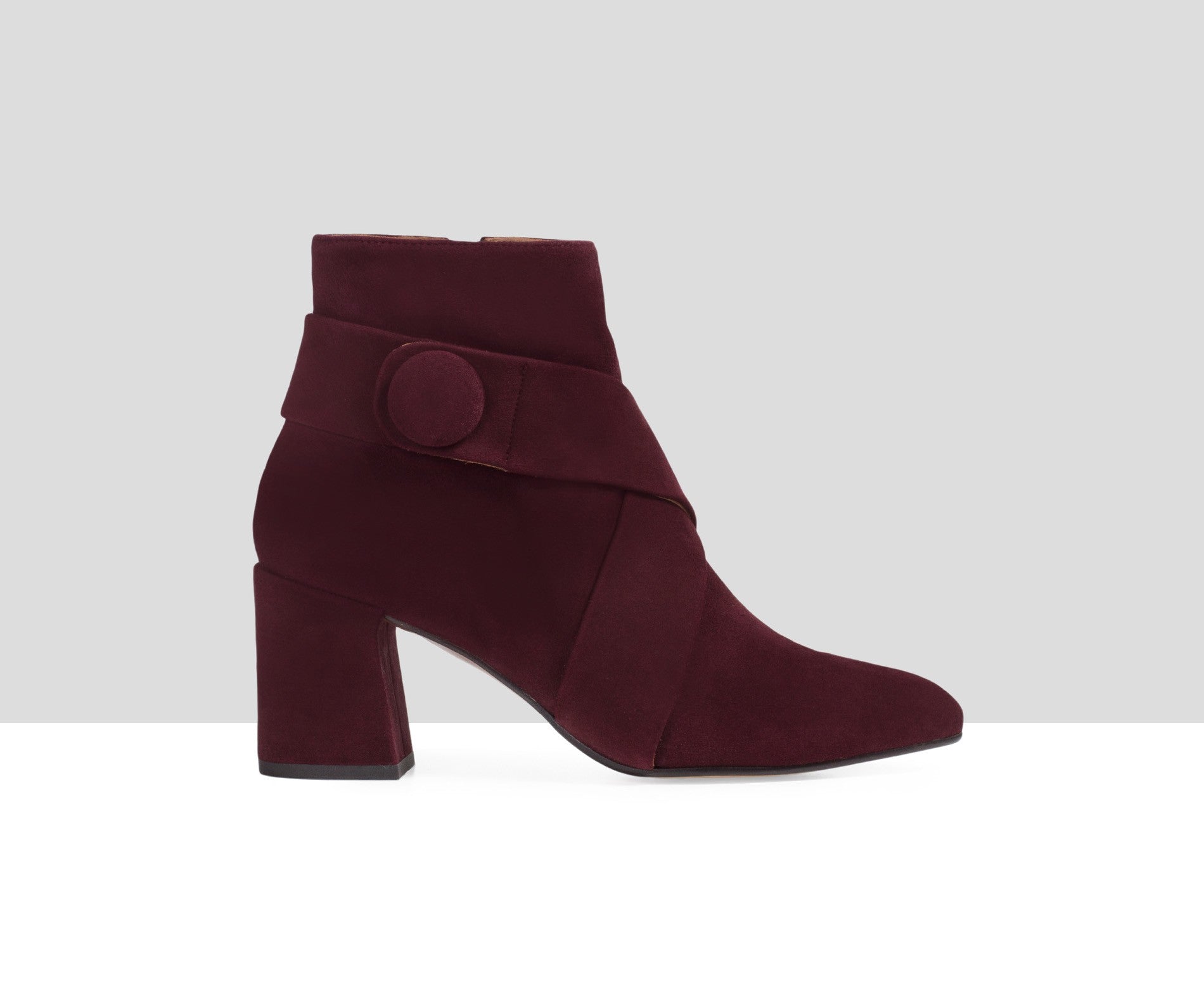 Botín de mujer en piel con tacón medio. Estela