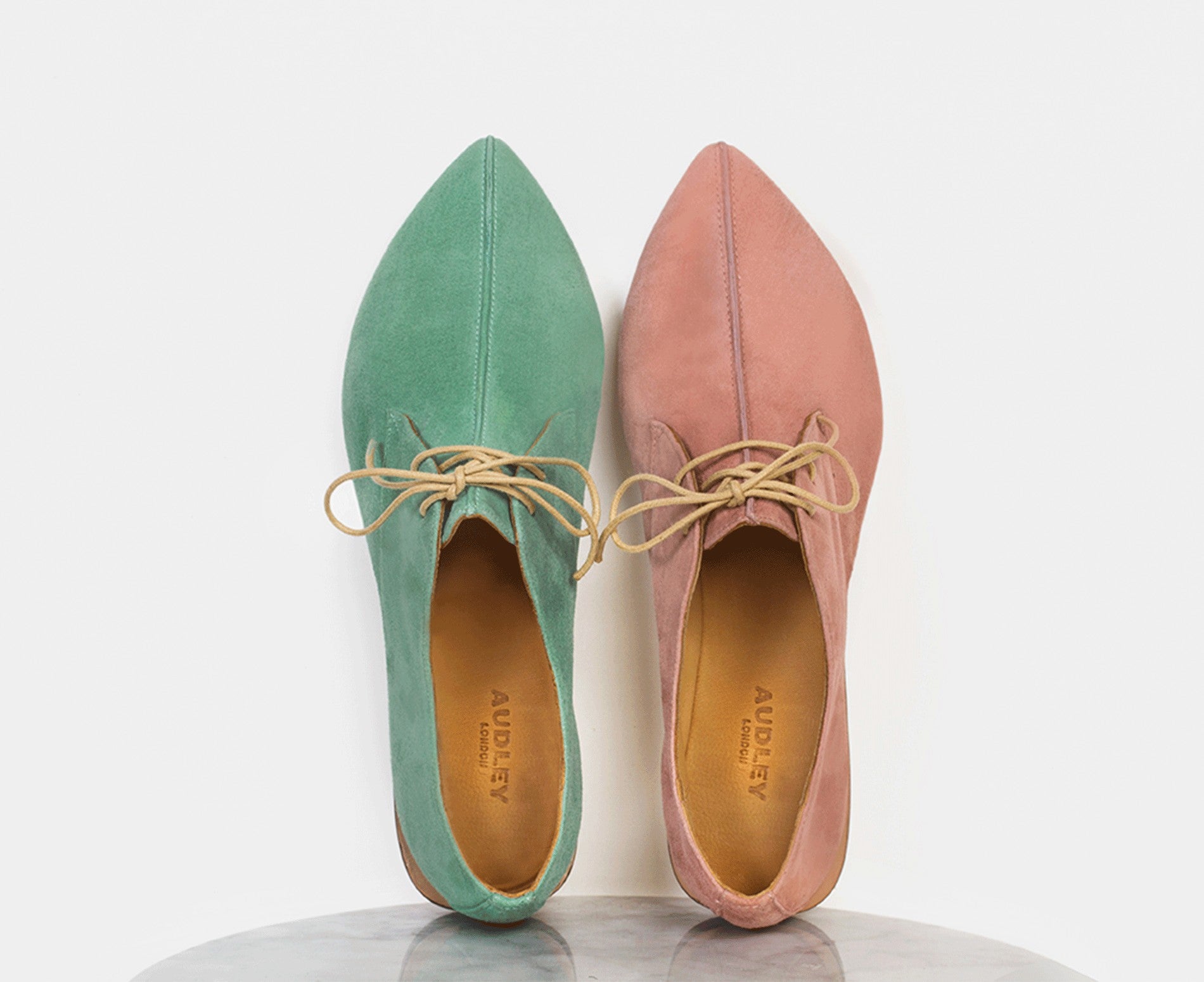 Zapato de mujer en piel con tacón bajo. Verano