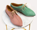 Zapato de mujer en piel con tacón bajo. Verano
