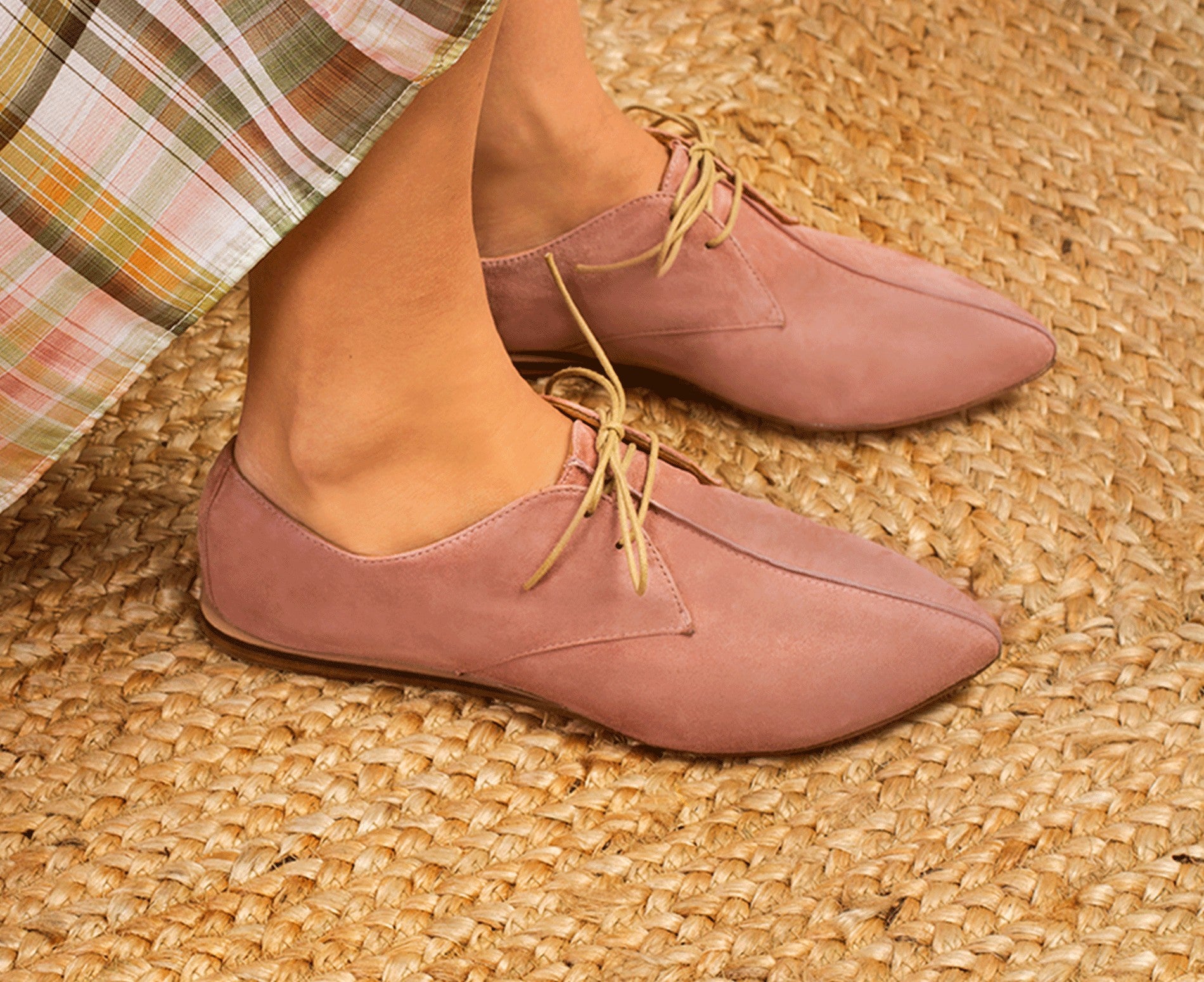 Zapato de mujer en piel con tacón bajo. Verano