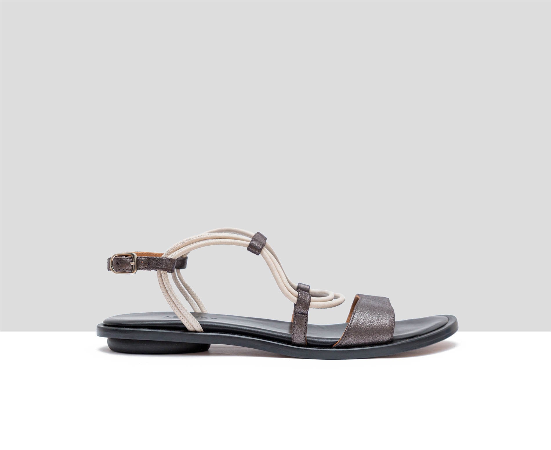 Sandalia de mujer en piel plana. Felicia