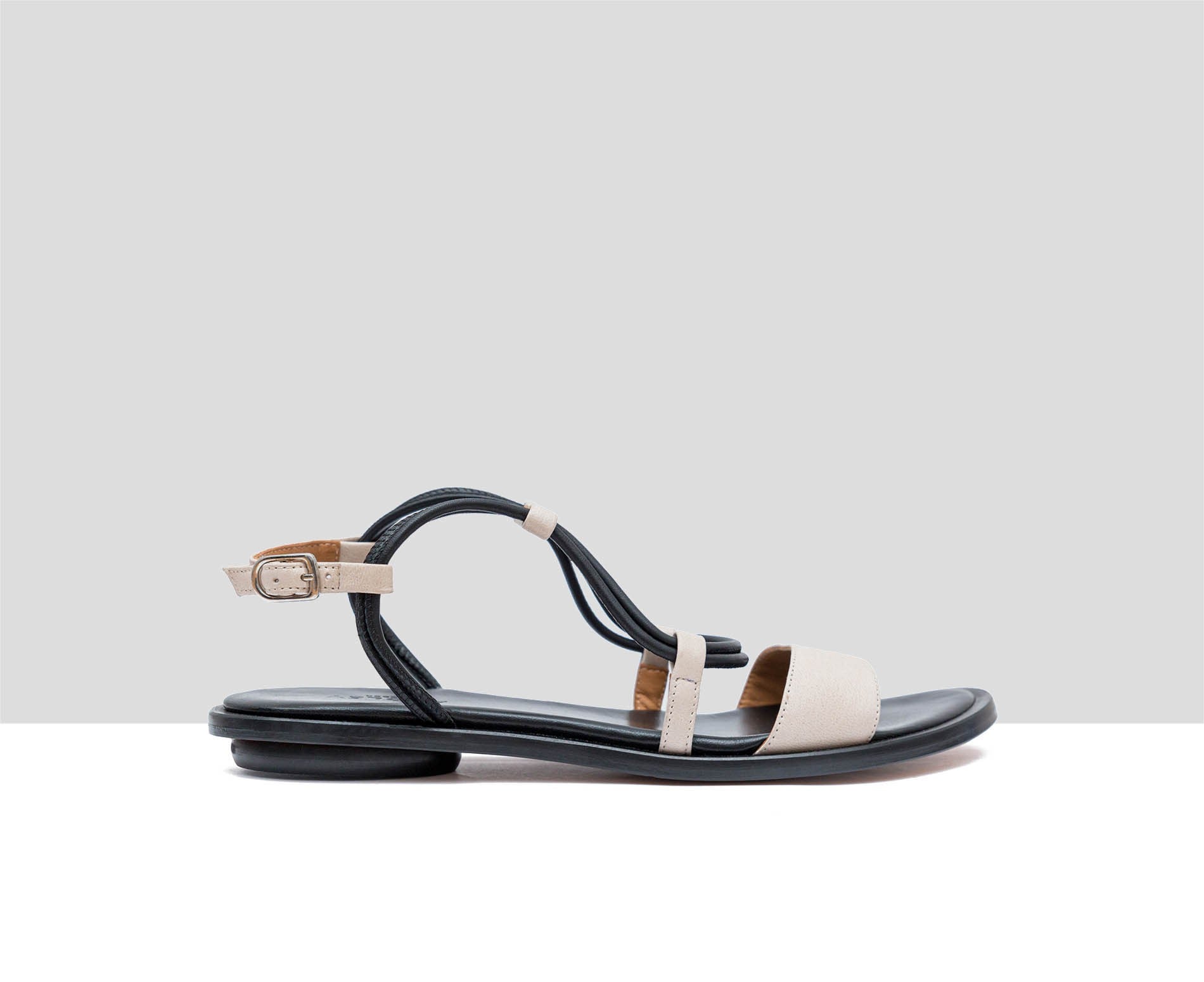 Sandalia de mujer en piel plana. Filotea