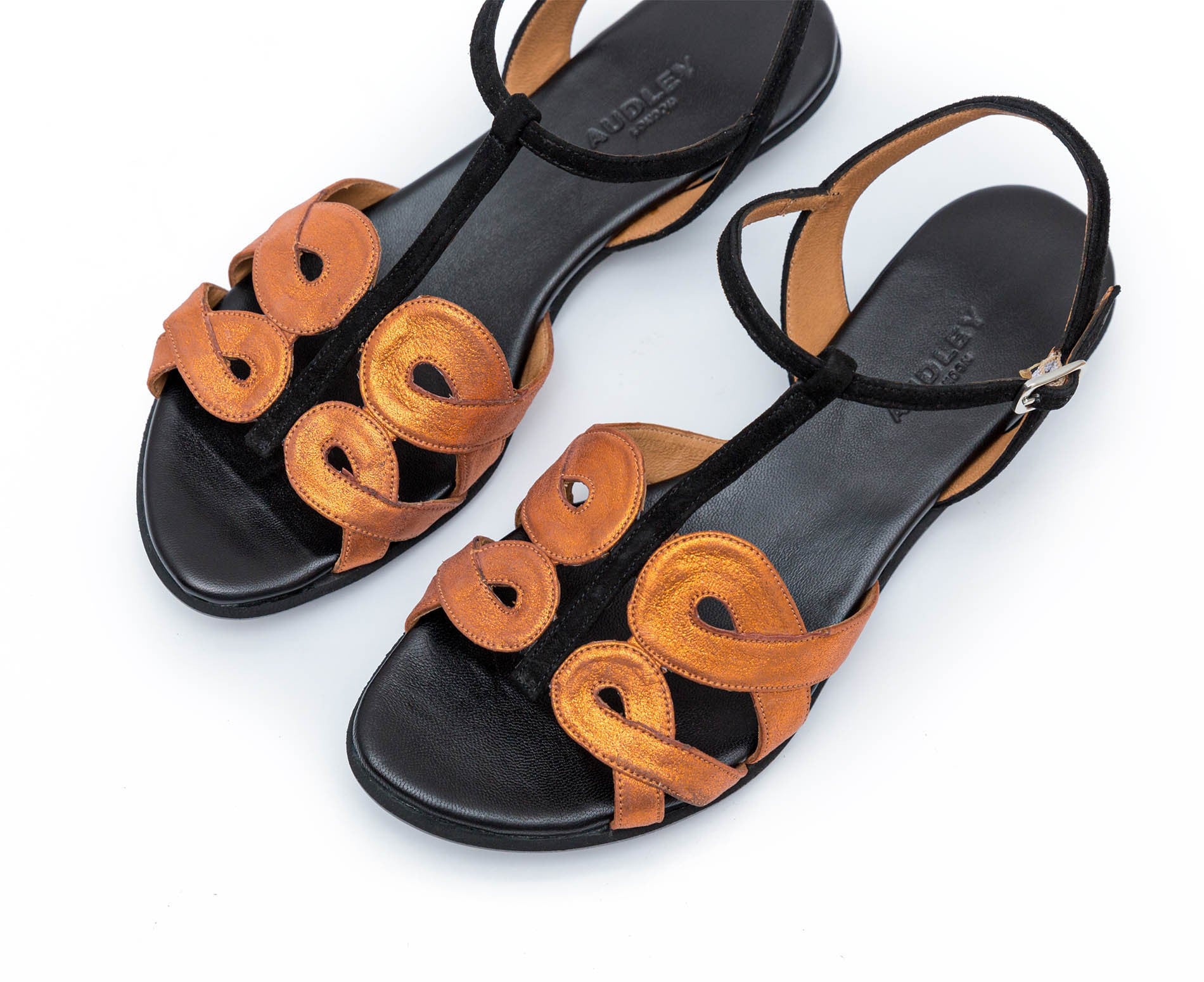 Sandalia de mujer en piel plana. Fariha