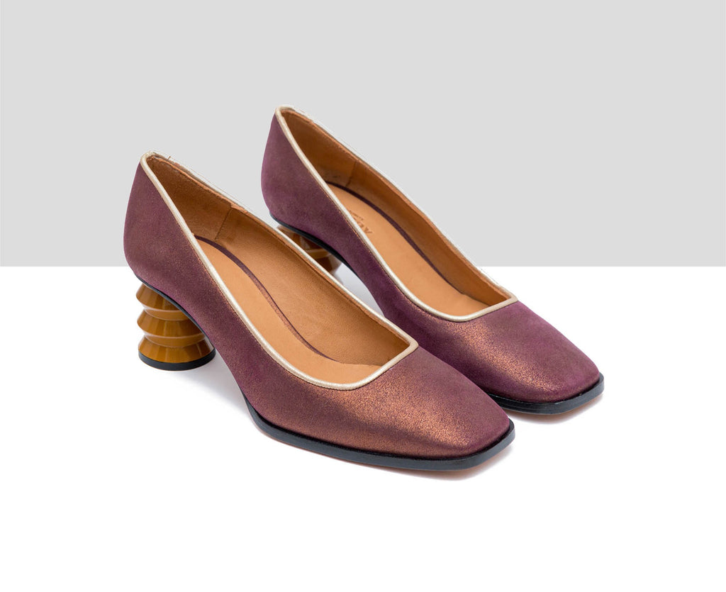Women's leather shoe with a medium heel. Franca