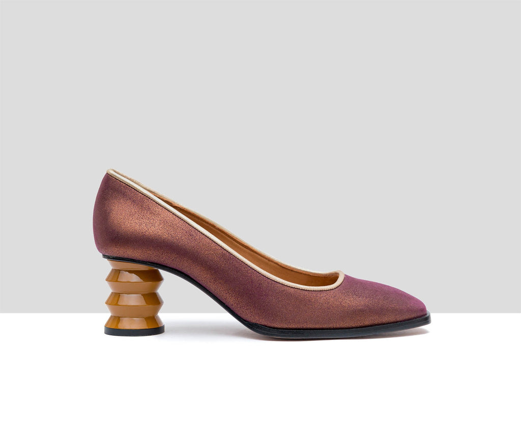 Women's leather shoe with a medium heel. Franca