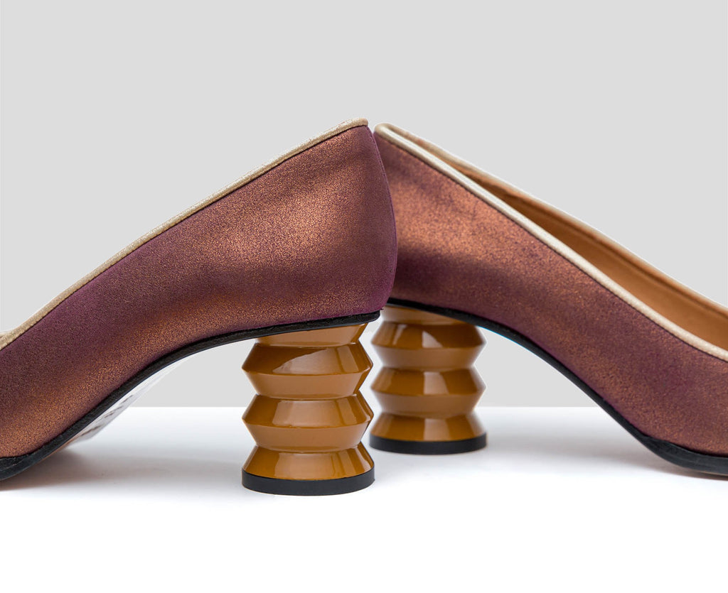 Women's leather shoe with a medium heel. Franca