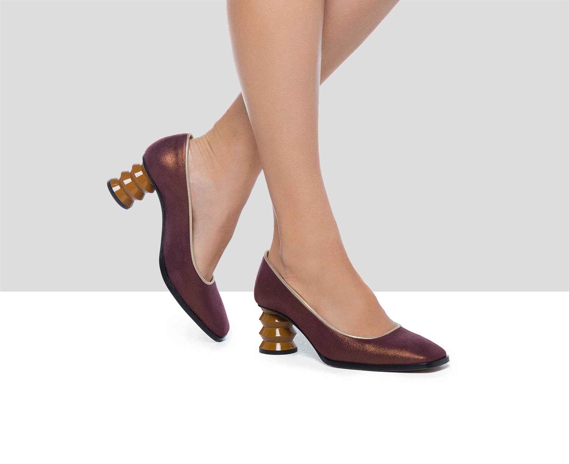 Zapato de mujer en piel con tacón medio. Franca