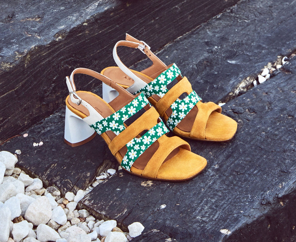 Women's leather sandal with a medium heel. Flora