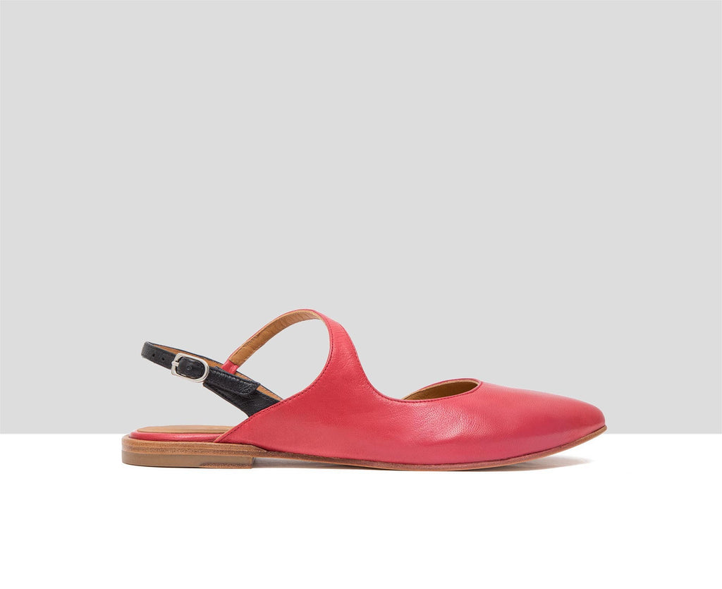 Women's leather shoe with a low heel. Flavia