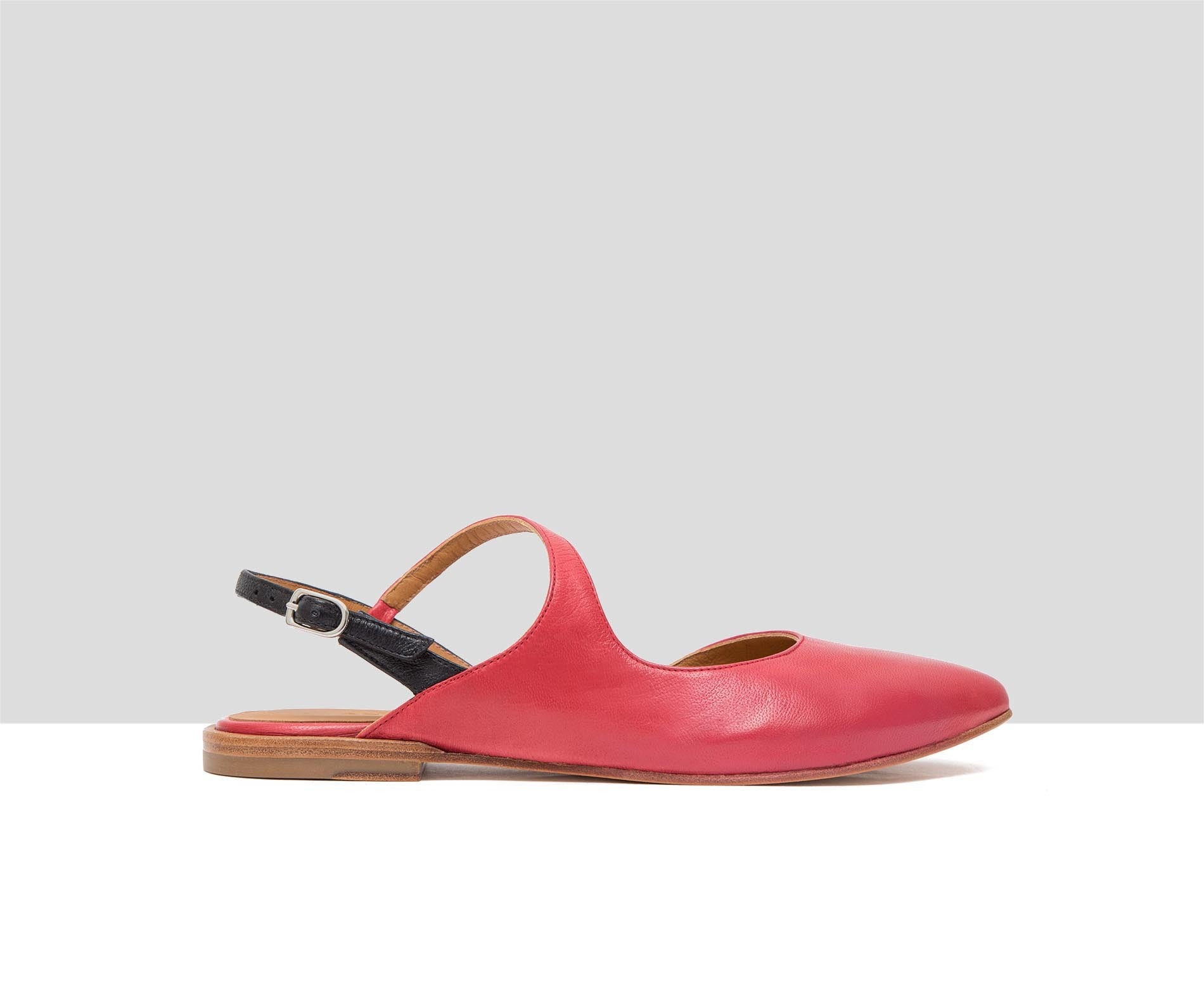 Zapato de mujer en piel con tacón bajo. Flavia