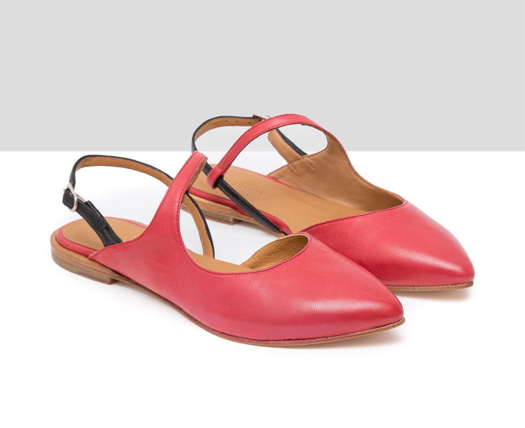 Women's leather shoe with a low heel. Flavia