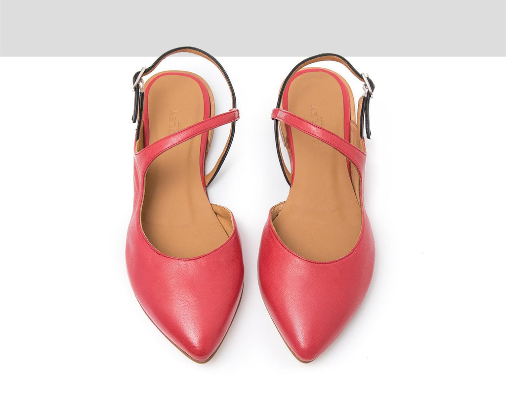 Women's leather shoe with a low heel. Flavia