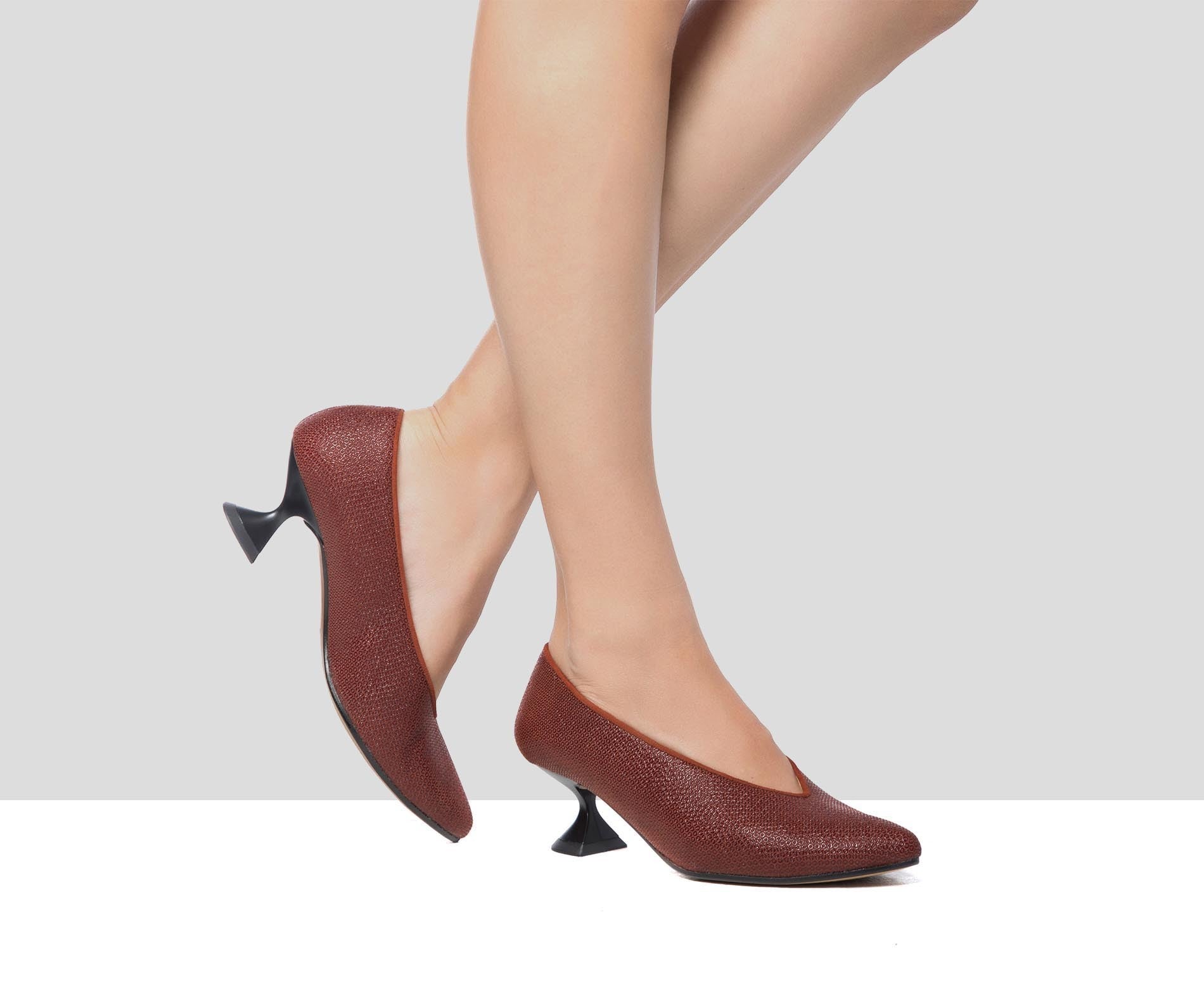 Zapato de mujer en piel con tacón bajo. Gilda