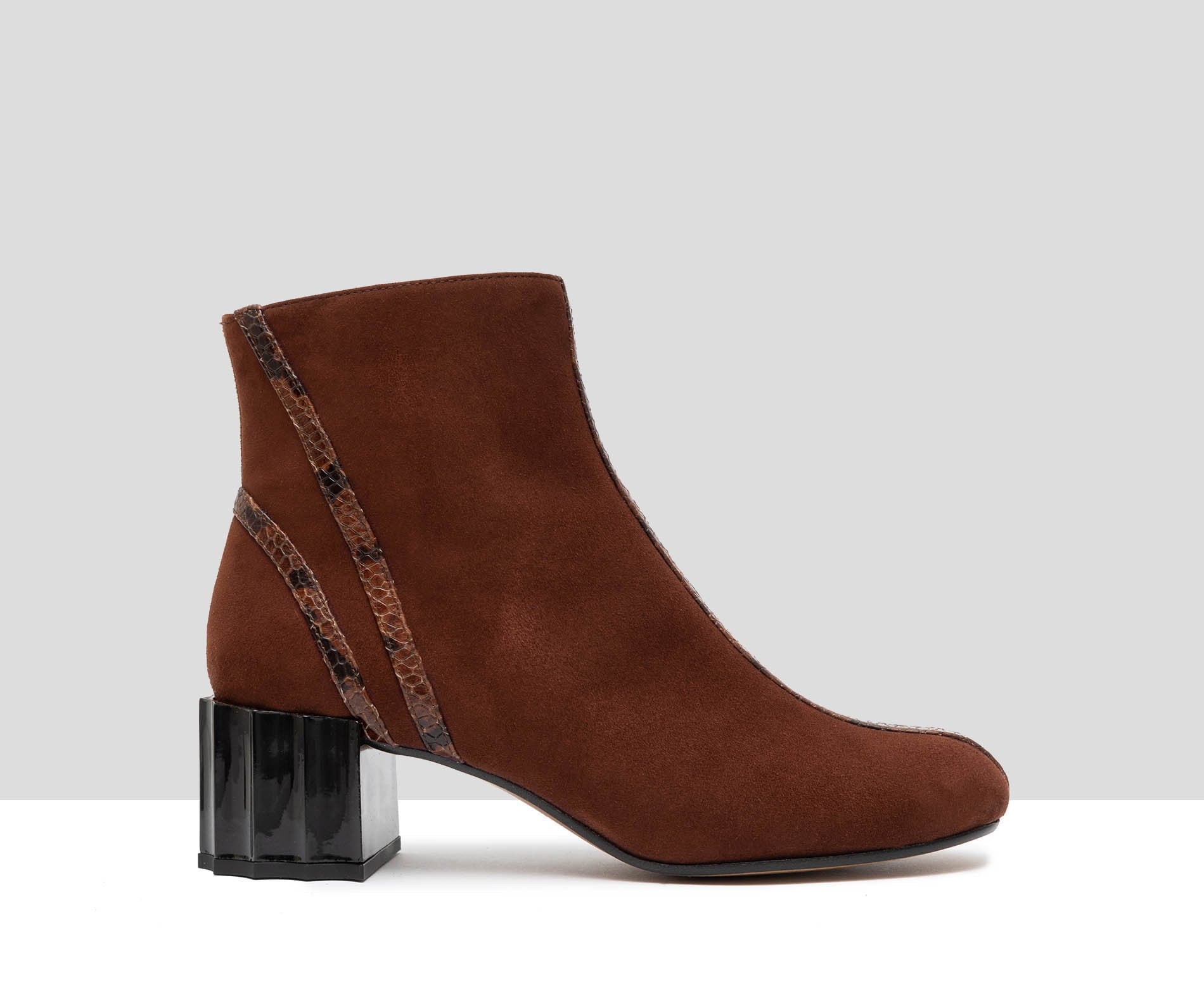 Botín de mujer en piel con tacón medio. Giunia