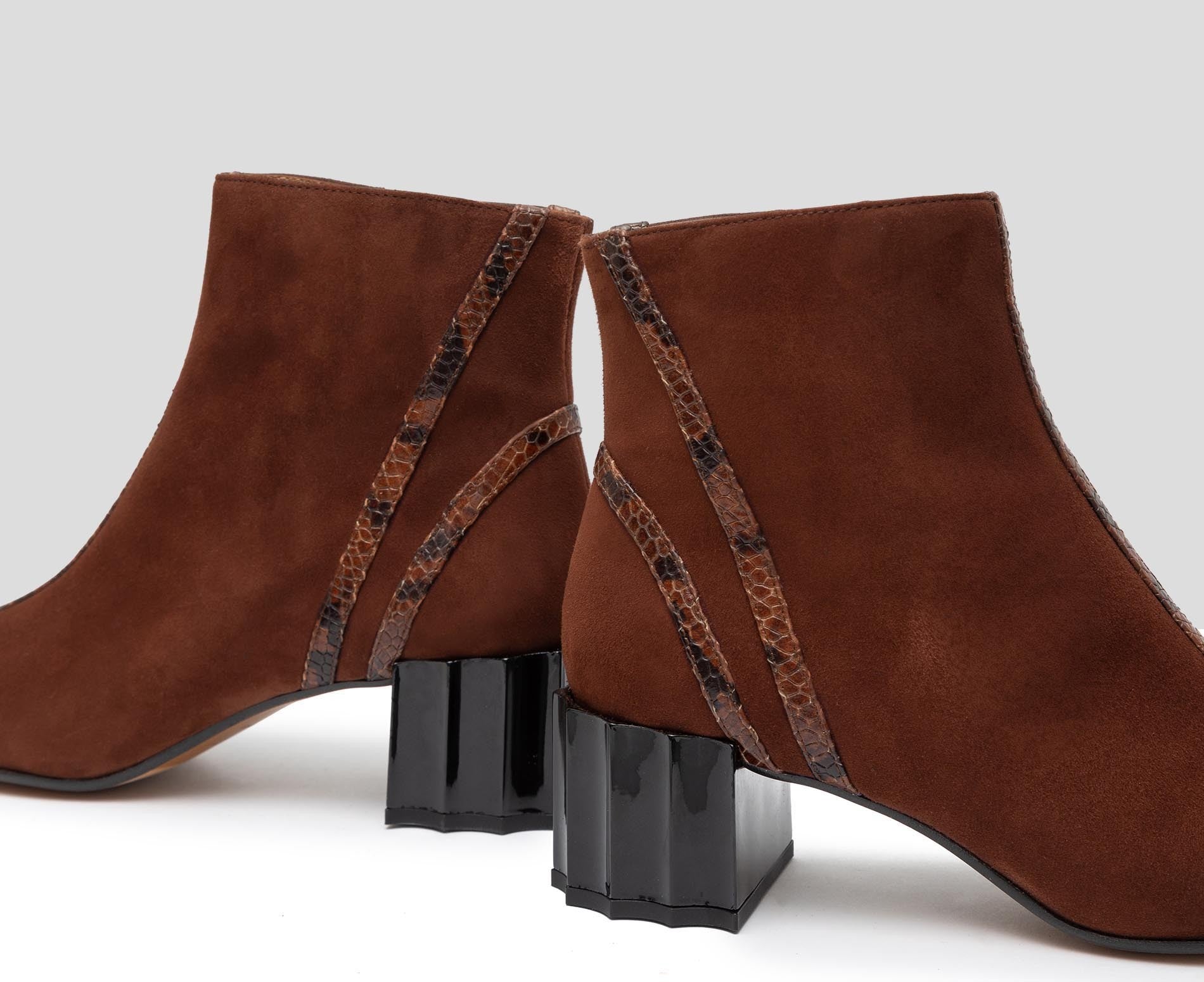 Botín de mujer en piel con tacón medio. Giunia