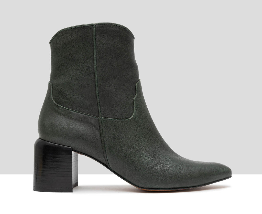 Botín de mujer en piel con tacón medio. Gorvina