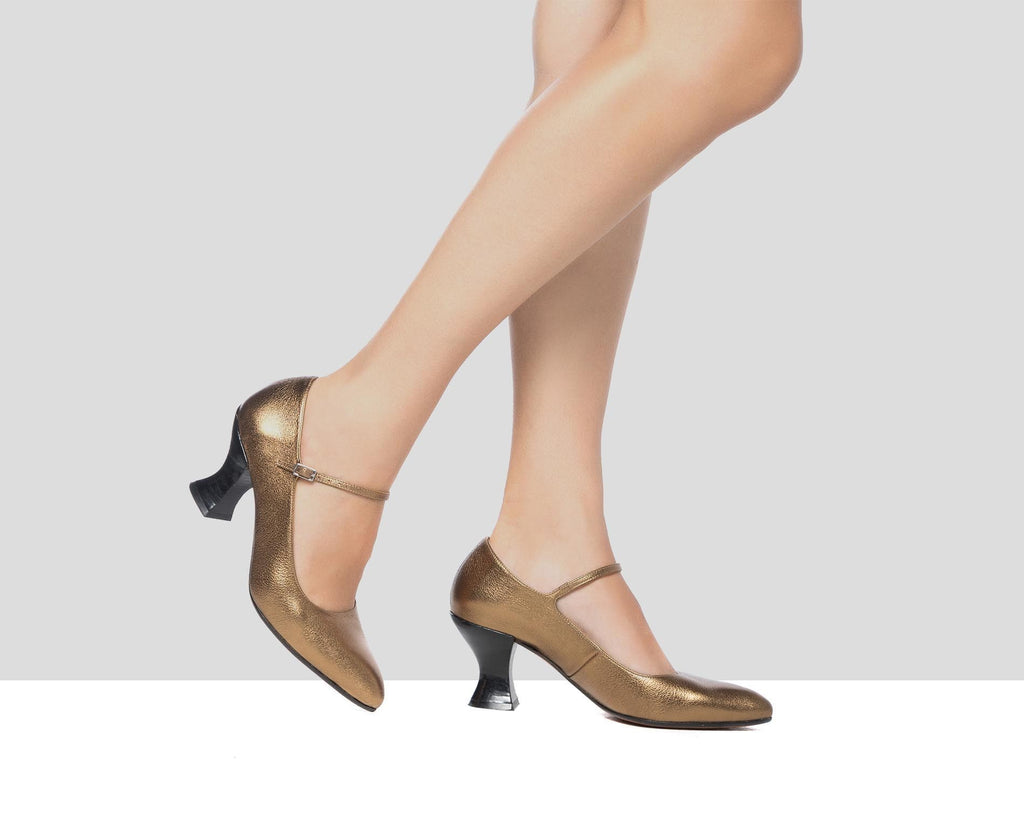 Women's leather shoe with a medium heel. Galya