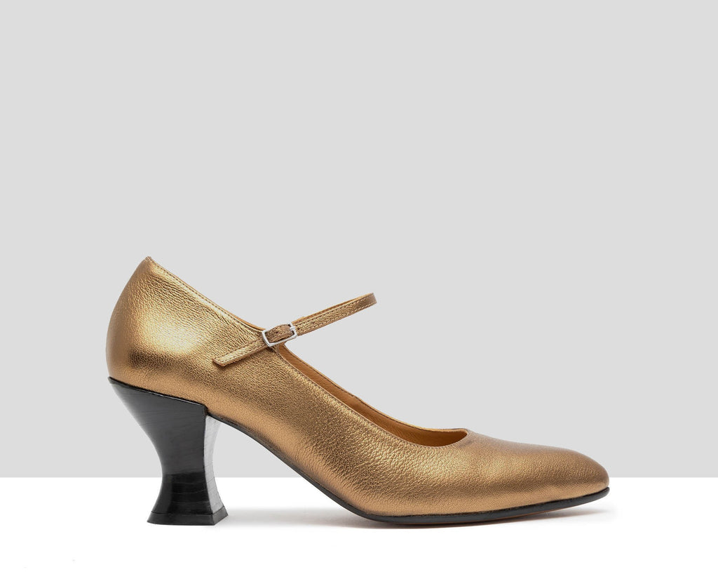 Women's leather shoe with a medium heel. Galya