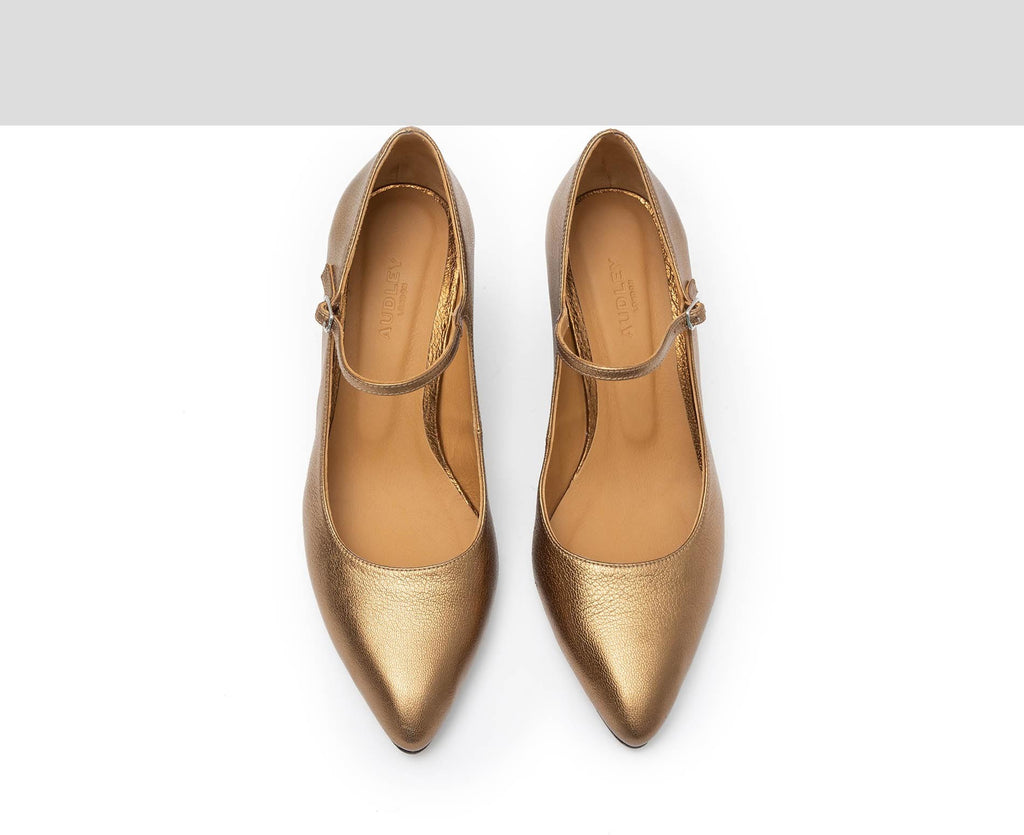 Women's leather shoe with a medium heel. Galya