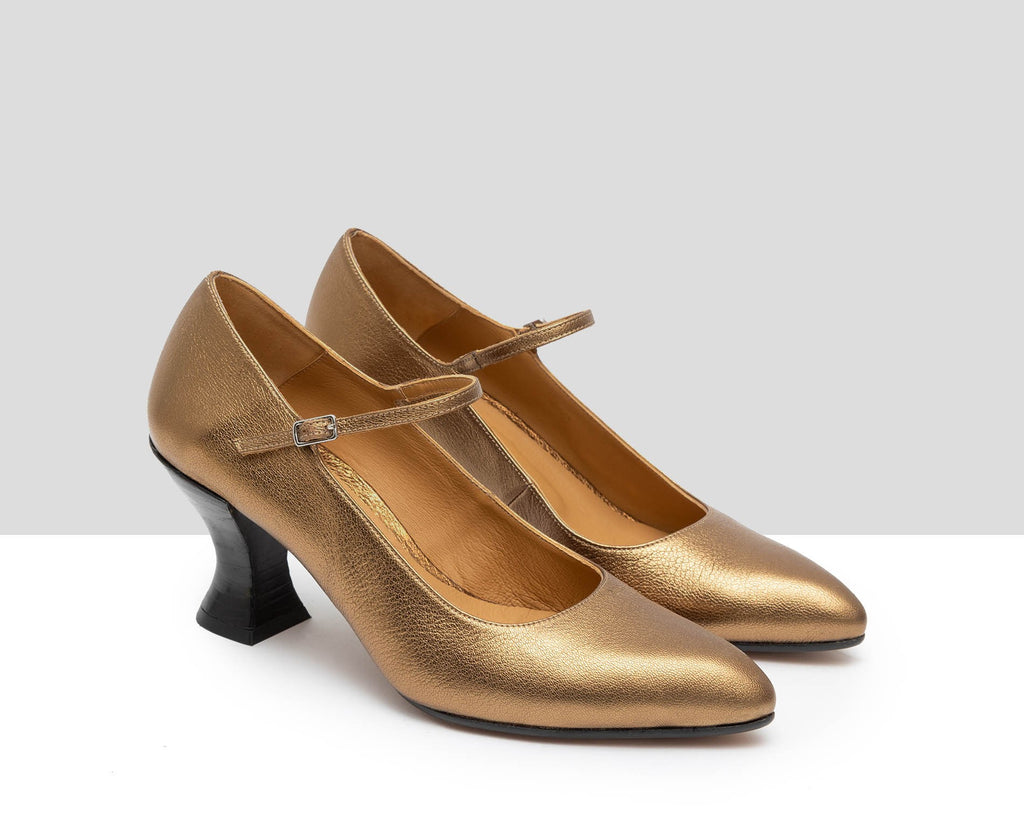 Women's leather shoe with a medium heel. Galya