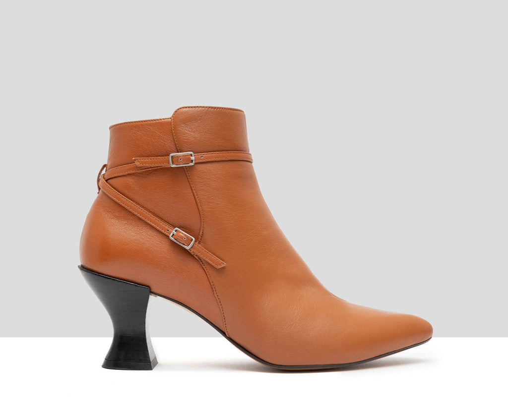 Botín de mujer en piel con tacón medio. Gabina