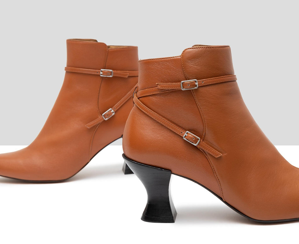 Botín de mujer en piel con tacón medio. Gabina