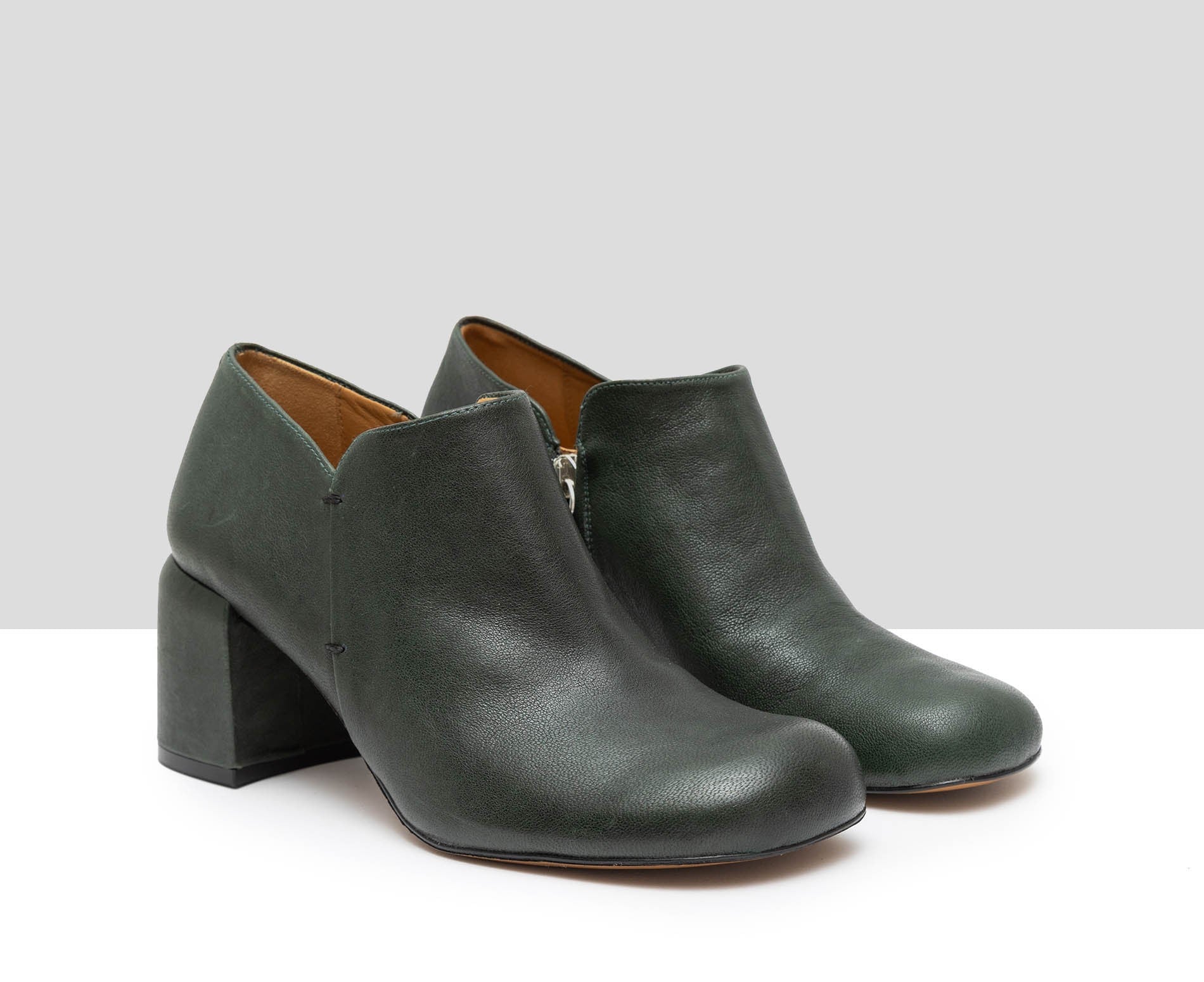 Zapato de mujer en piel con tacón medio. Gimena