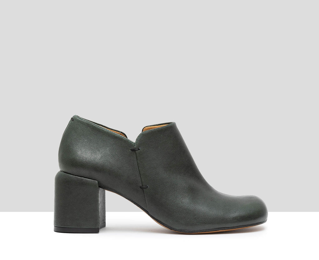 Women's leather shoe with a medium heel. Gimena